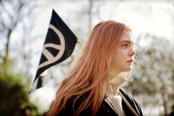 Hermosa chica en el fondo de la bandera