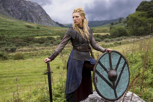 Hermosa chica vikinga con una espada