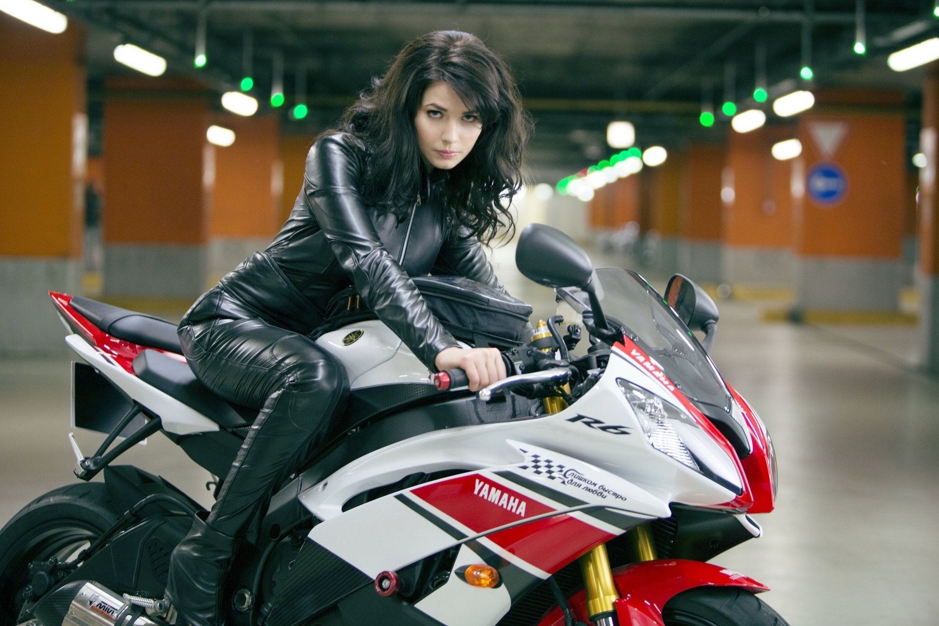 julia snigir mädchen schöne schauspielerin sexy sexy motorrad yamaha harte nuss guter tag zum sterben harte nuss: guter tag zum sterben