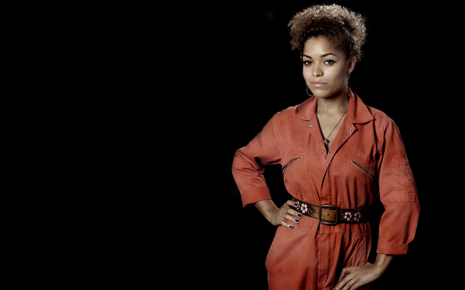 mauvais misfits déchets fille antonia thomas fond sombre