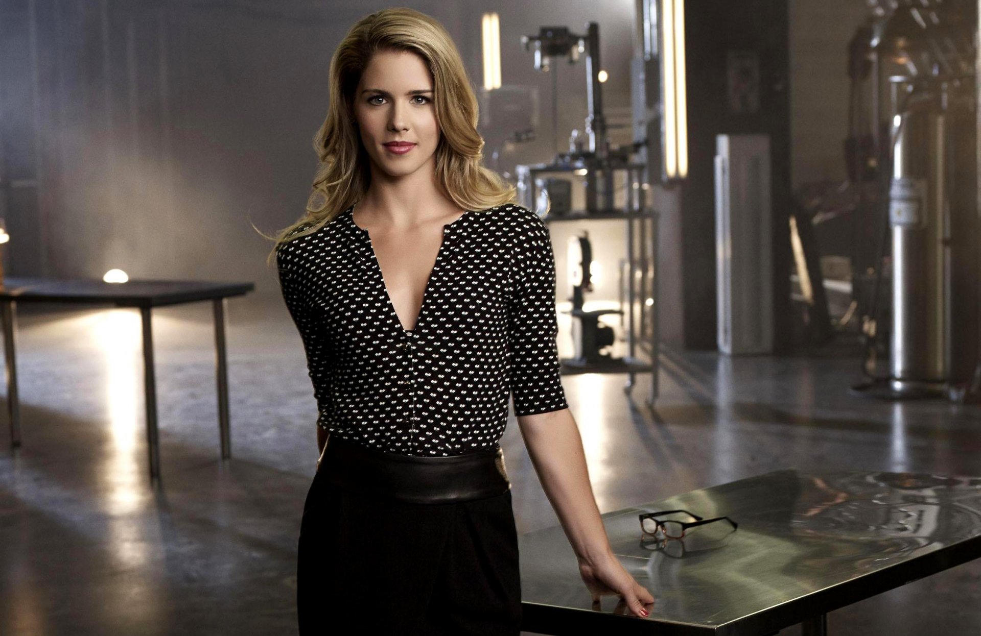 flecha flecha temporada 2 serie de televisión emily bette rickards actriz felicity smoak felicity smoak chica rubia mesa gafas