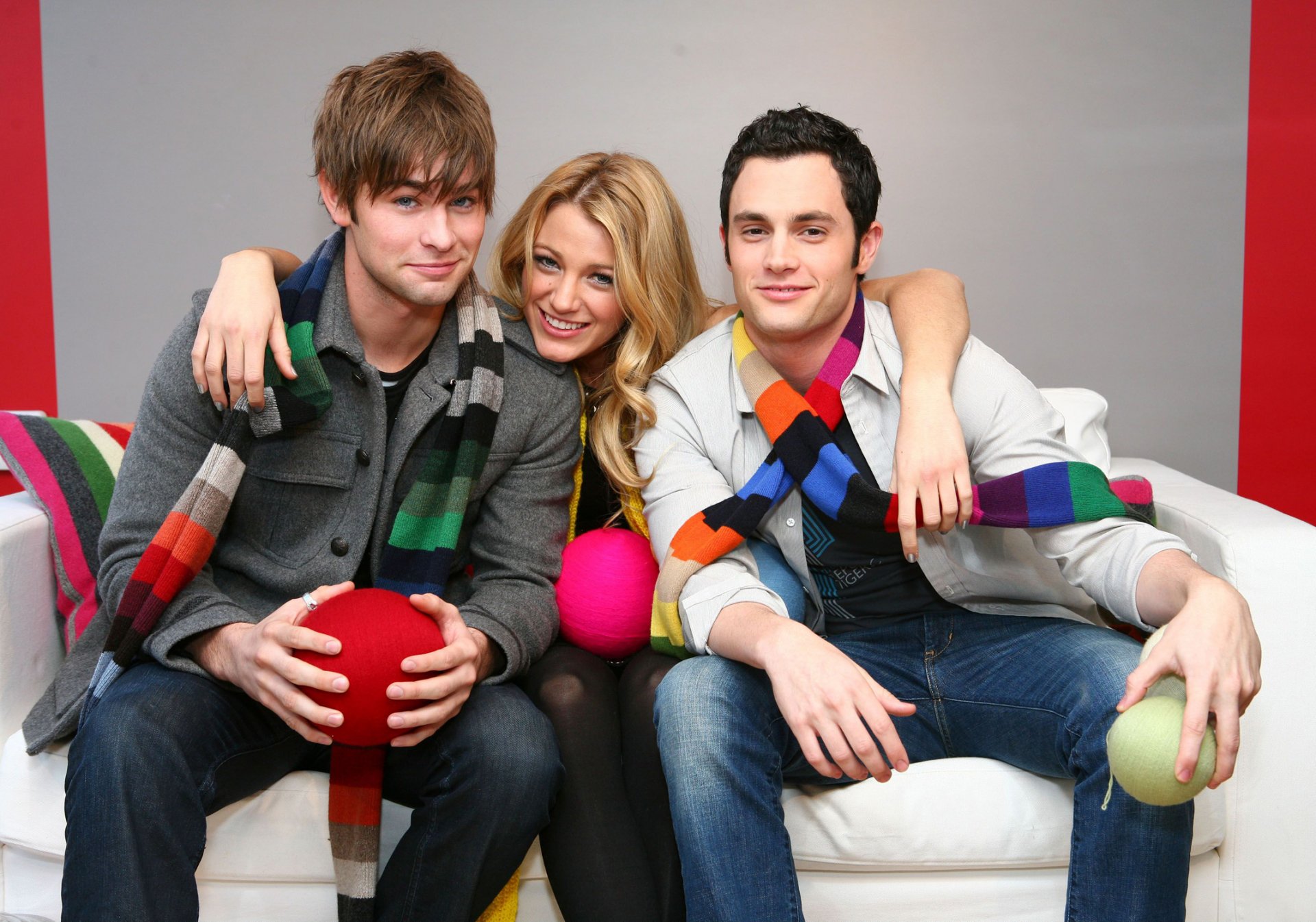 acteurs gossip girl hommes fille blake lively chase crawford penn badgley boules rouge vert rose foulards canapé blanc