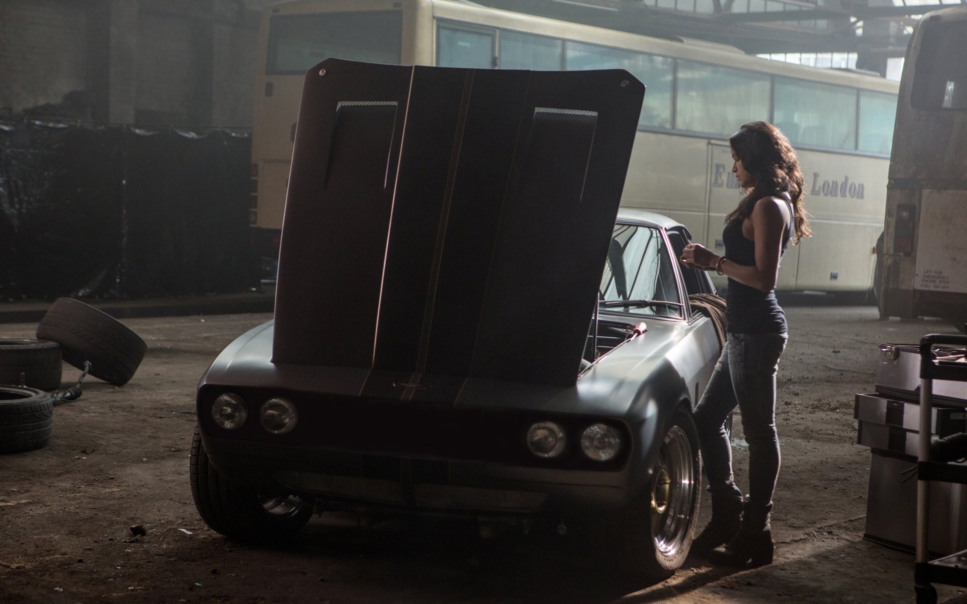 fast and furious 6 schnell & amp ; wütend 6 film letty schauspielerin michelle rodriguez maschine jensen abfangjäger jensen interceptor busse hintergrund