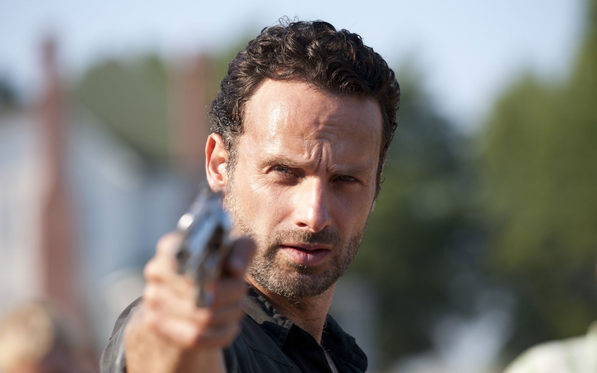 the walking dead the walking dead tv-serie zombies rick grimes andrew lincoln pistole hintergrund