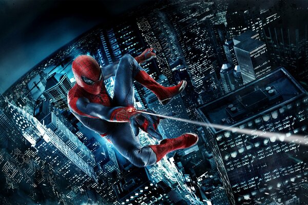 Amazing Spider-Man vola sopra i grattacieli