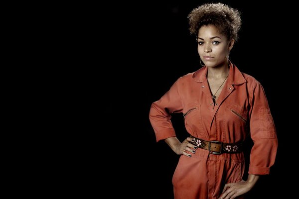 Sur un fond sombre, la fille Antonia Thomas de la série les Ordures