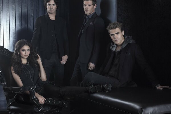 Trois hommes et une fille en noir du film vampire Diaries