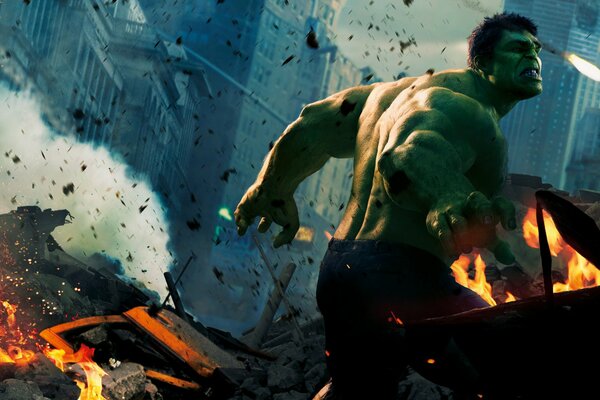 Hulk destroza la calle de la ciudad