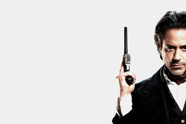 Robert Downey Jr., de la película Sherlock Holmes con una pistola