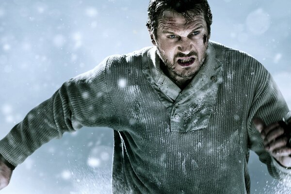 Liam Neeson corre furioso con un cuchillo a través de la nieve