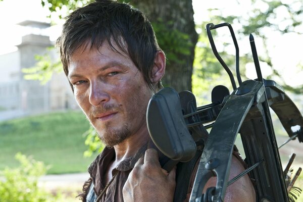 Daryl Dixon con una balestra fotogramma della serie tv il morto che cammina