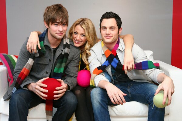 Los actores de la serie Gossip Girl se sientan en el Sofá Blake Lively Chase Crawford, Penn Badgley