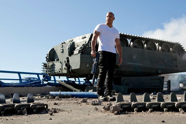 Vin Diesel dans le film Fast and Furious en t-shirt frontal