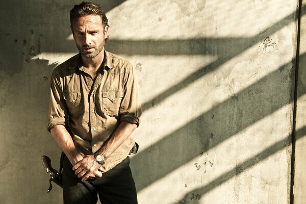 Rick Grimes sur fond de mur de béton The Walking Dead