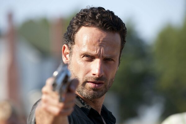 Rick Grimes mit einer Pistole aus der Serie The Walking Dead