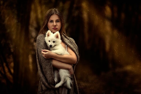 Chica con perro en brazos