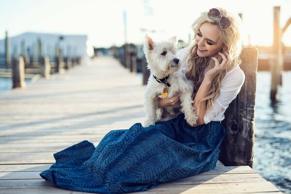 Fille sur le quai avec un chiot
