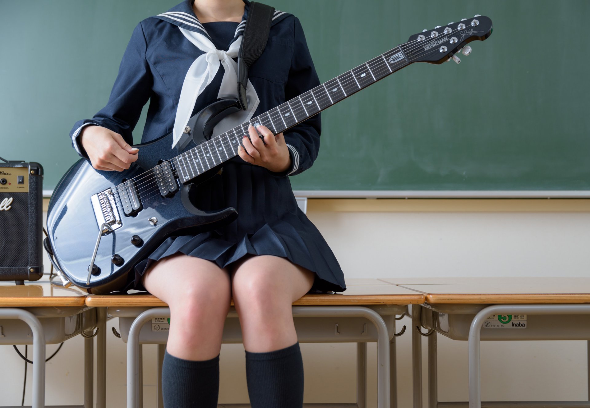 chica piernas guitarra instrumento música