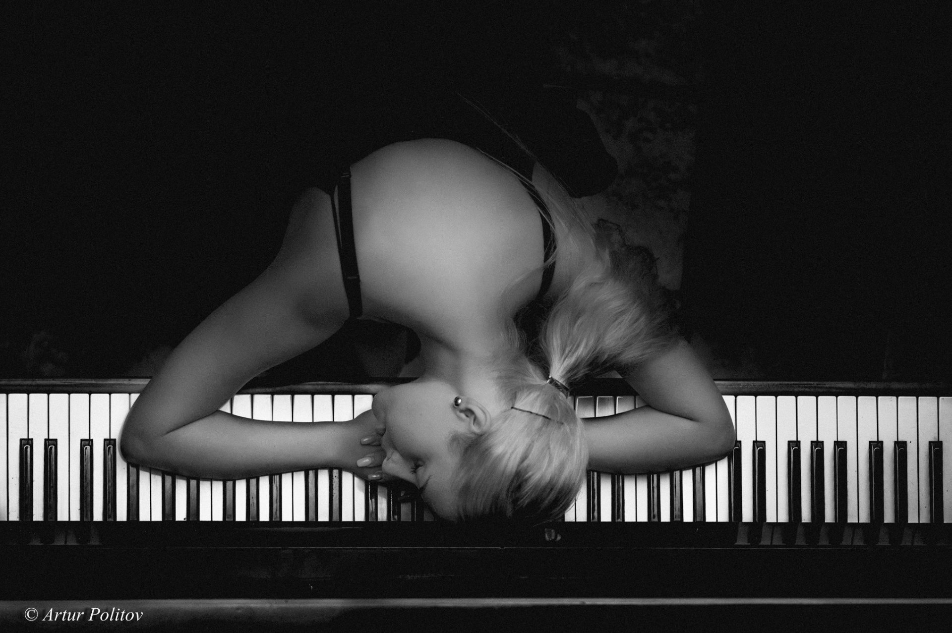 fille blonde endormie piano touches photo noir et blanc