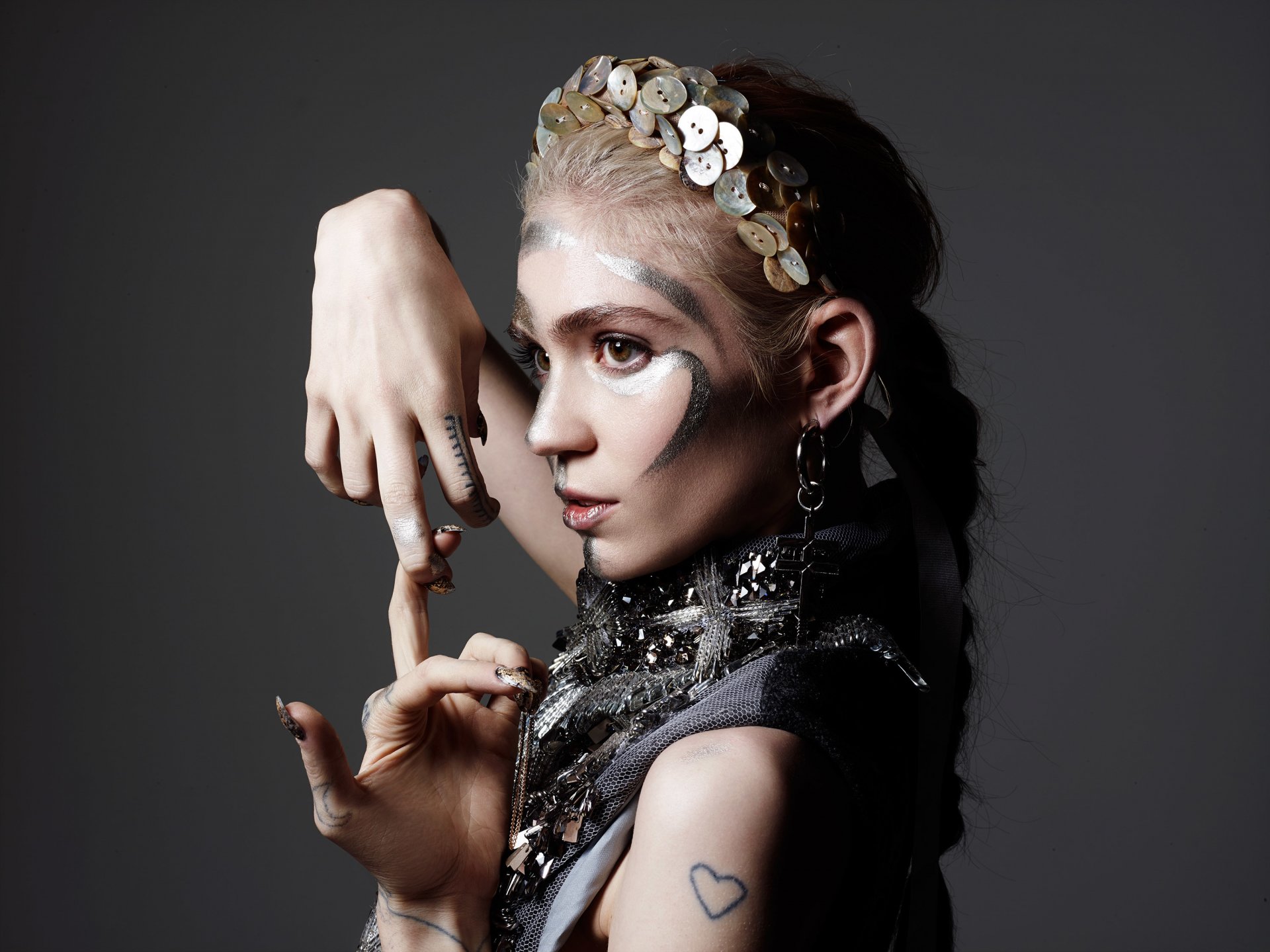 grimes claire bouchet canadese cantante acconciatura trucco vestito gioielli stile gesto fotografo rankin fame