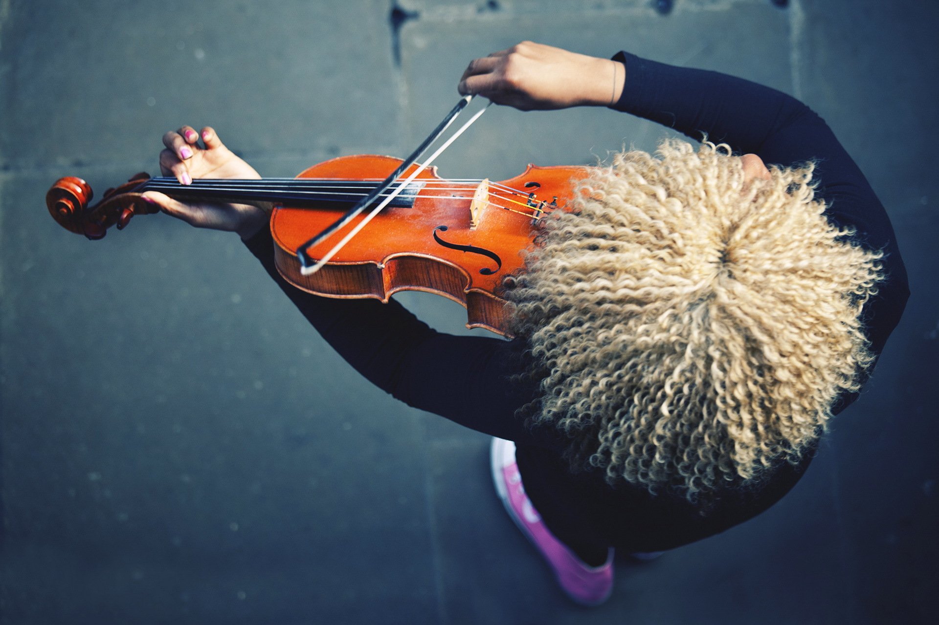 uomo violino musica