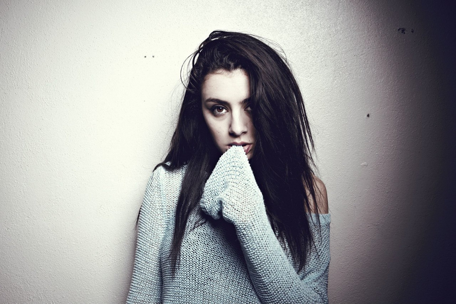 charlie xcx charlie charlotte emma aitchison pullover foto angelo s koury 2013 milk made