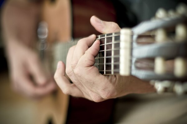 Tocar la guitarra - cuerdas del alma