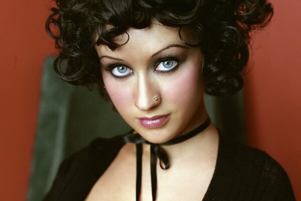 Cantante Christina Aguilera bruna con Piercing