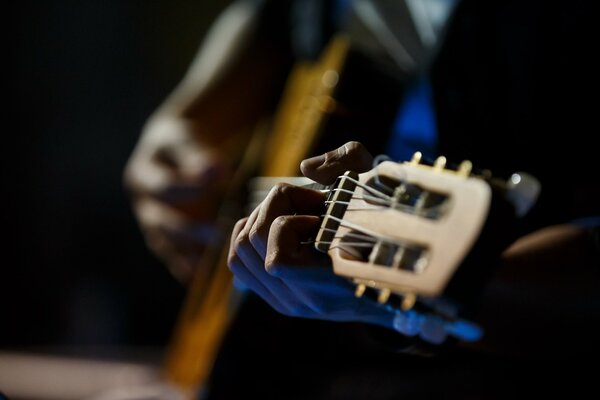 Mani che suonano la chitarra