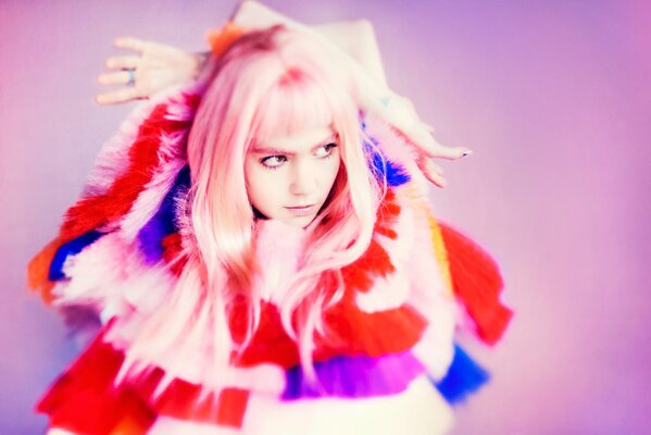 La cantante canadiense Grimes en tonos brillantes