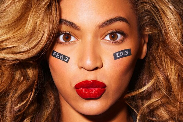 Babe beyonce mit roten Lippen