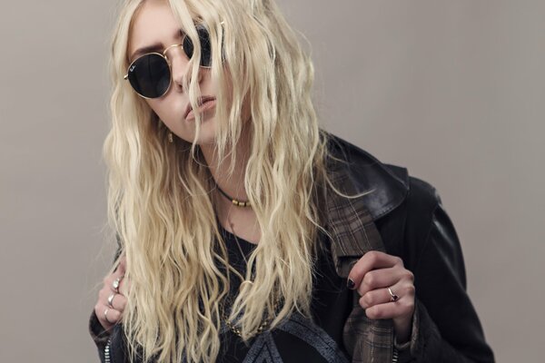 Sängerin taylor momsen in schwarzer jacke und brille