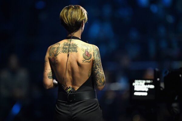 The Australian singer showed her tattoos