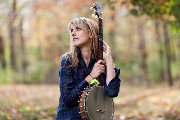 Mujer con instrumento musical banjo