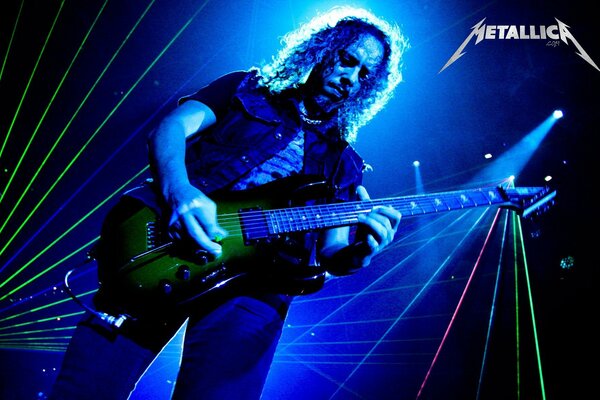 Kirk Hammett avec une guitare à la main