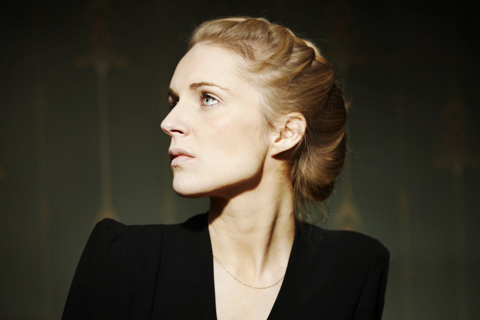 agnes obel girl singer blonde eyes view string spit