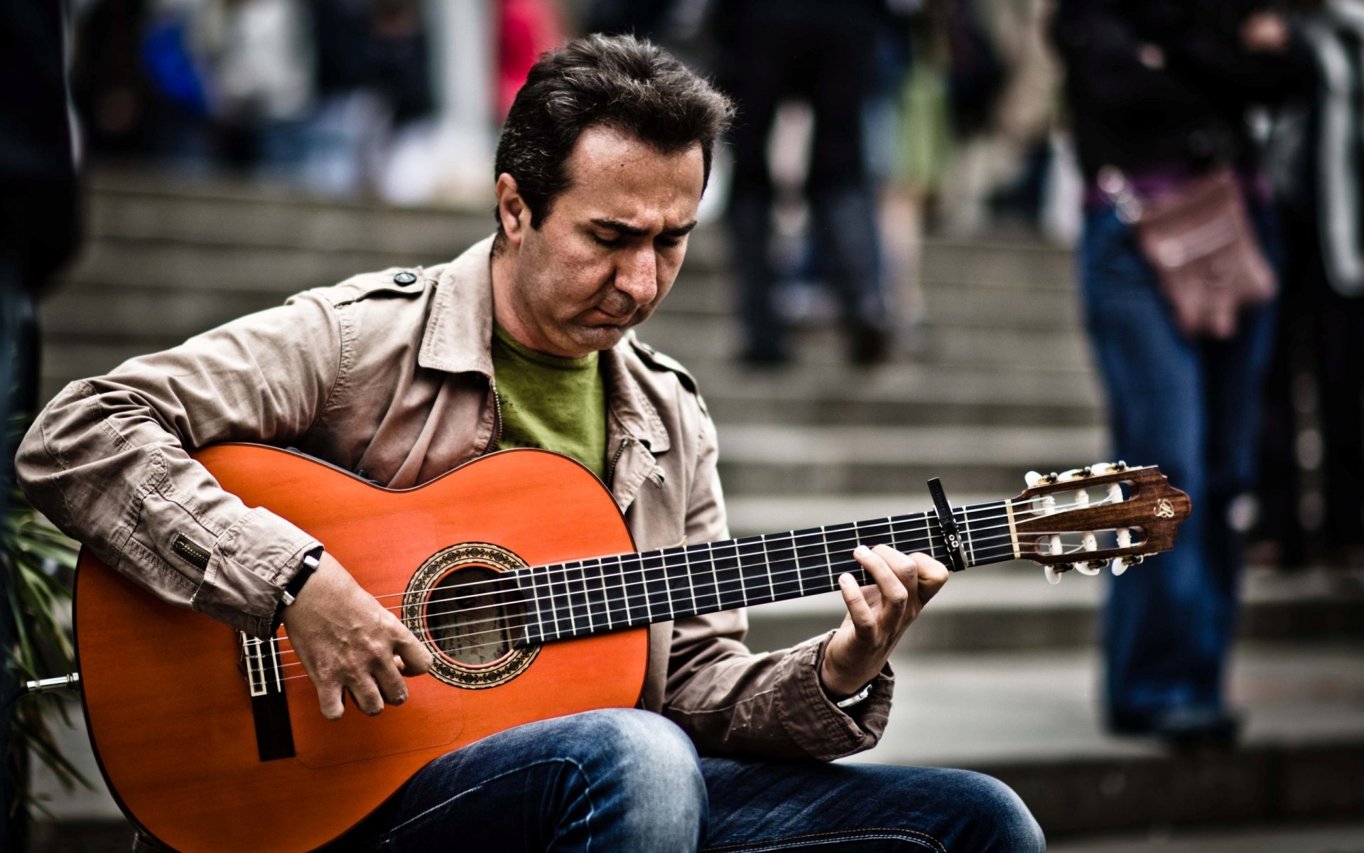 uomo chitarra strada