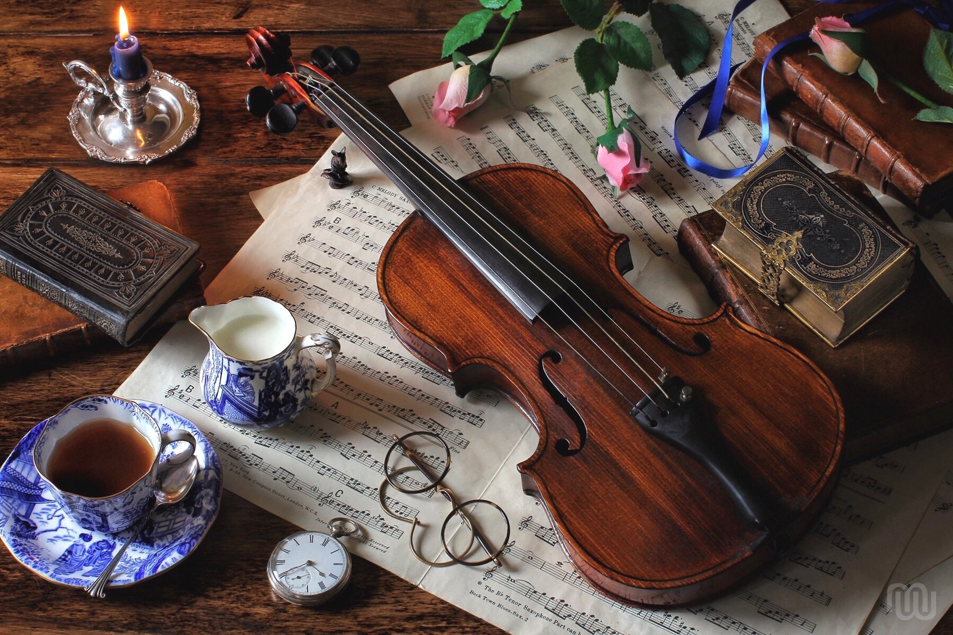 naturaleza muerta violín partituras gafas leche té rosas libros reloj