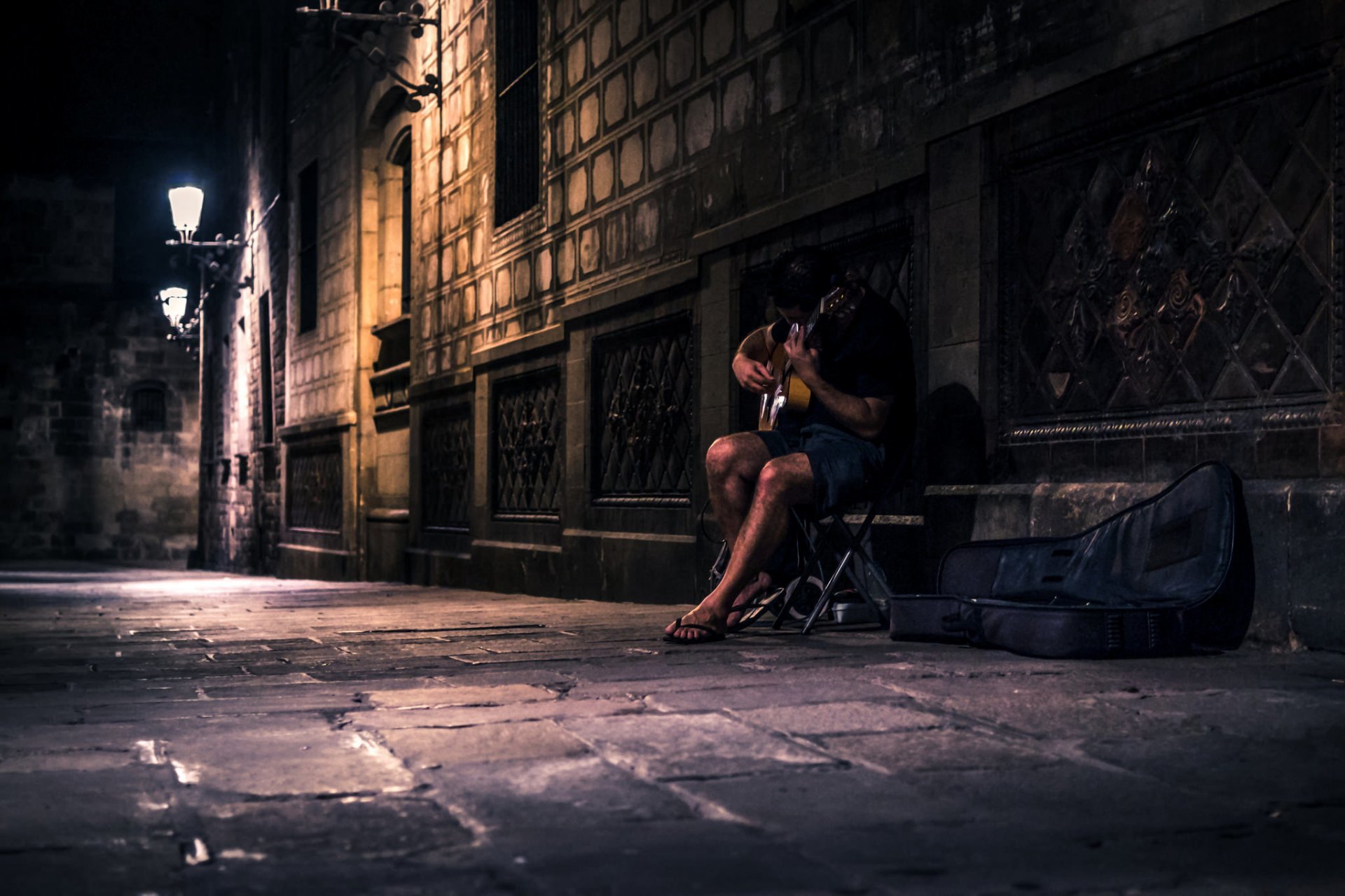 homme guitare rue nuit musique