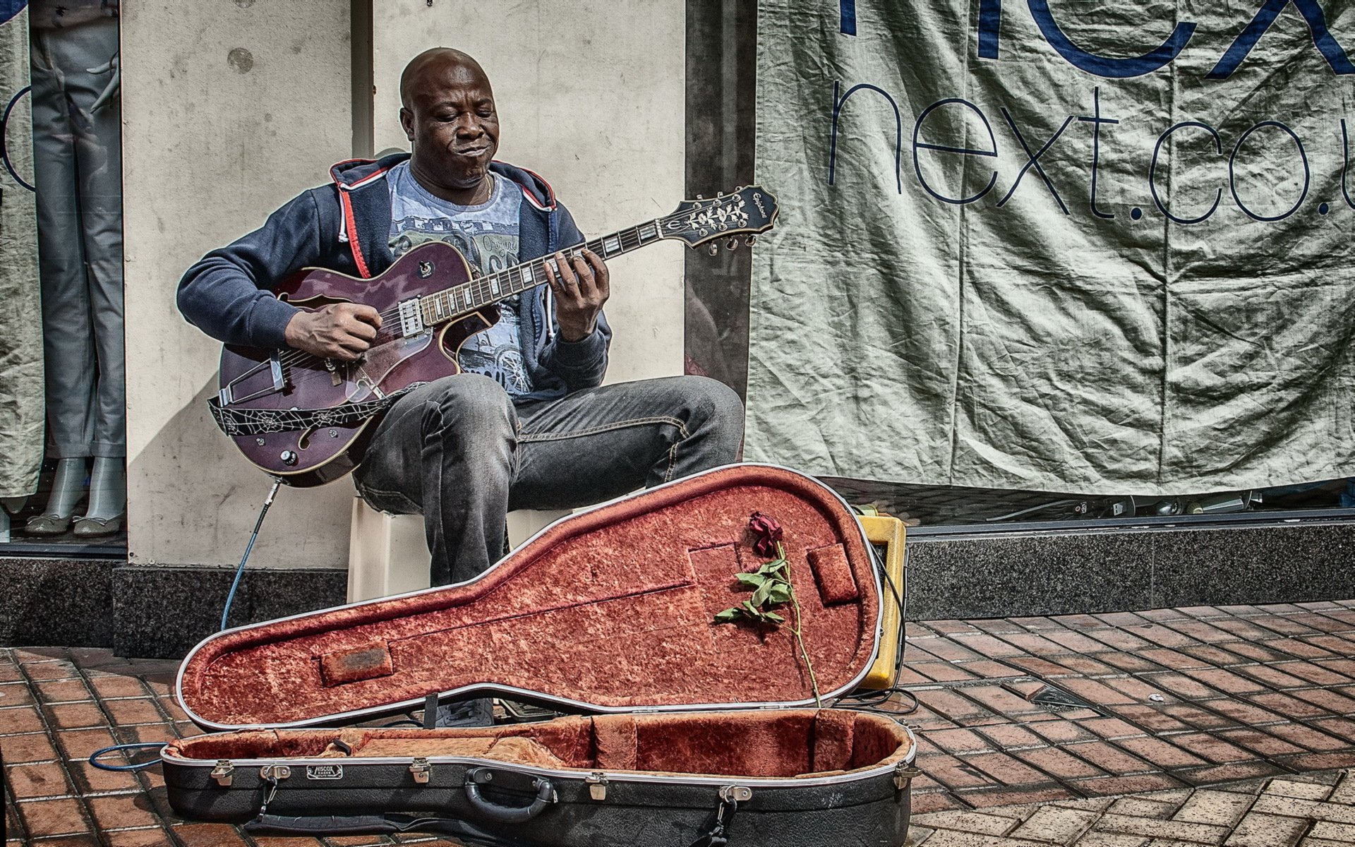 musicien rue fond