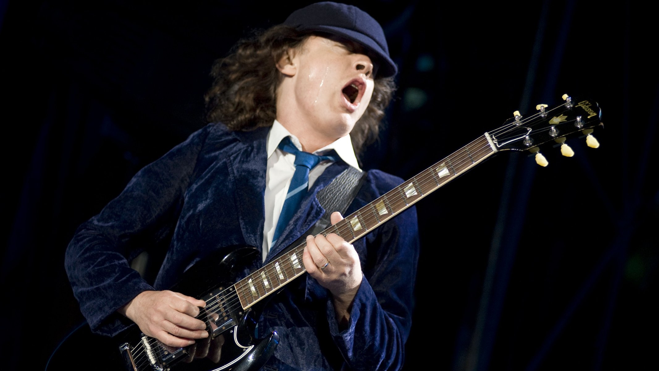 ac / dc angus young chitarrista hard rock blues-rock rock and roll chitarra scolaro-uniforme rock and roll scuola uniforme