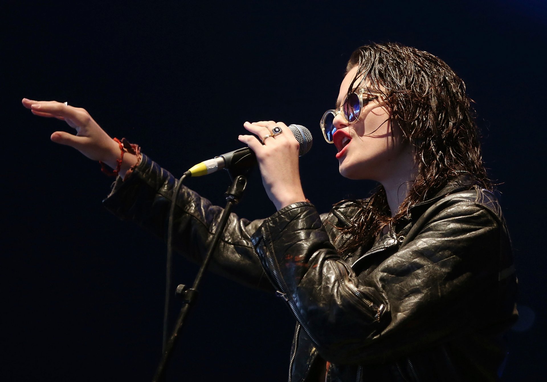 sky ferreira briller dans l herbe 2014 byron bay