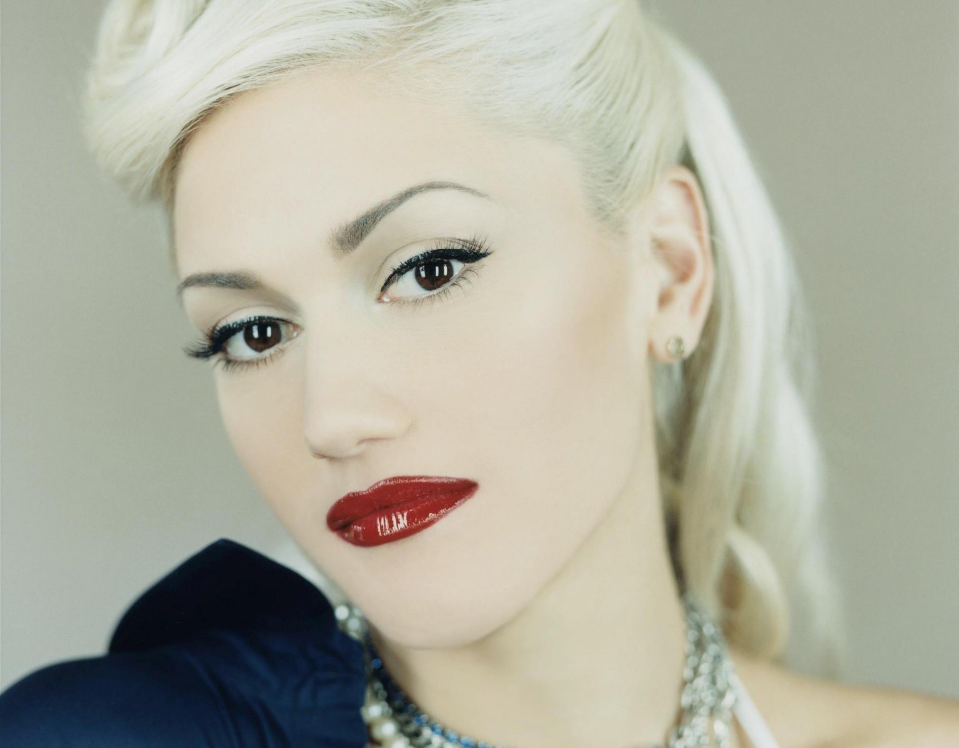 gwen stefani visage regard lèvres rouges maquillage blonde cheveux coifure bijoux