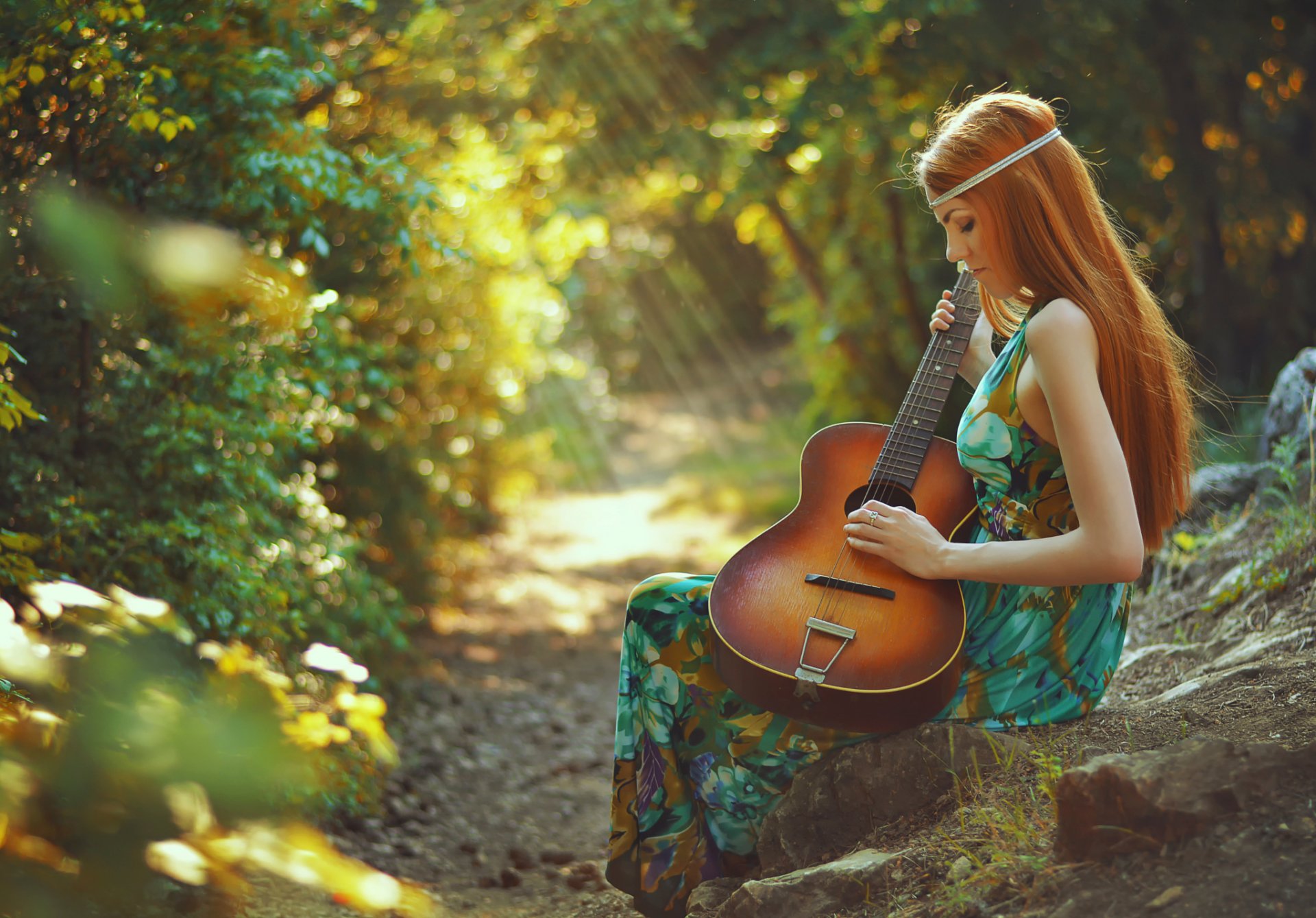 chanson de printemps rousse fille guitare