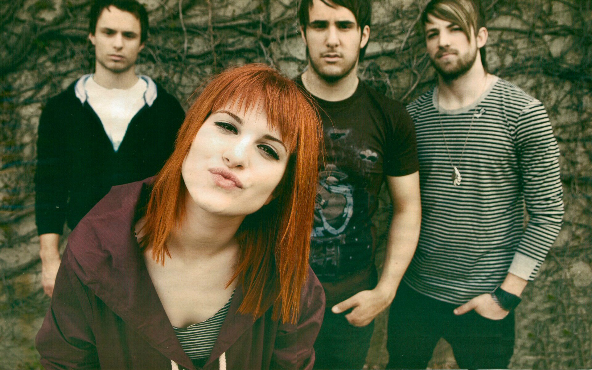 girl cute beautiful sexy hayley williams look pose redhead face men guys jeremy davis taylor york justin york paramore rock band pretty present red men