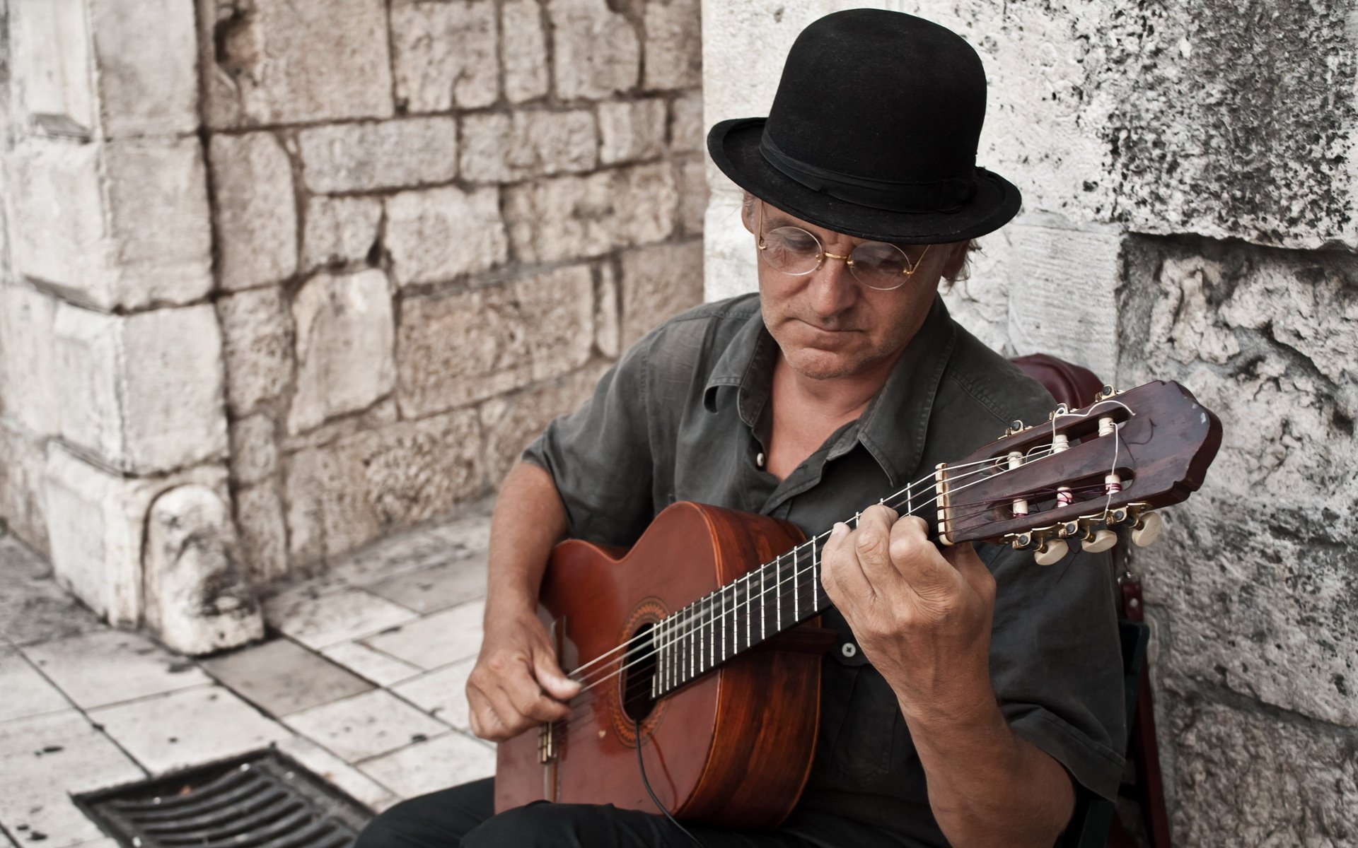 homme guitare rue