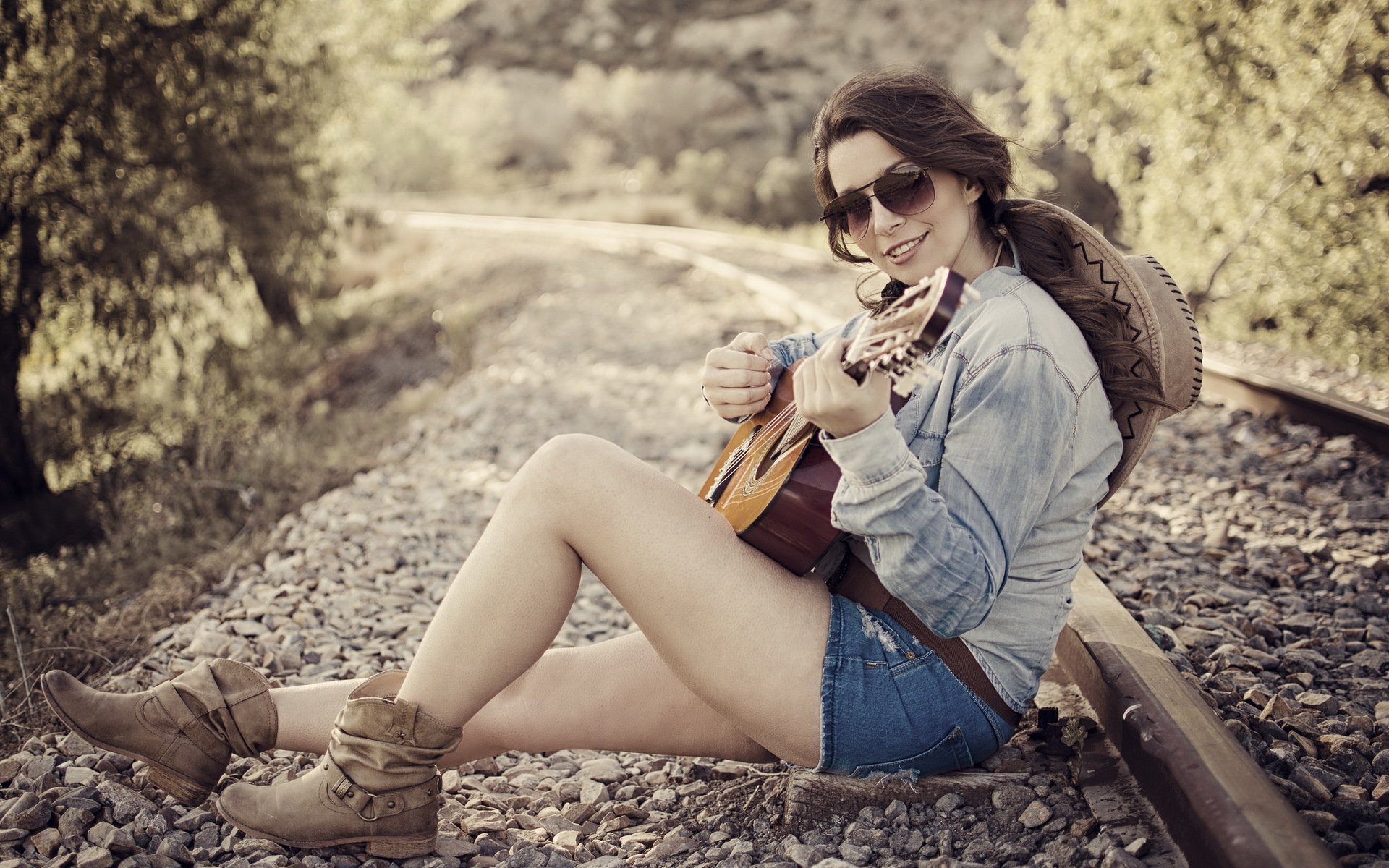 chica guitarra ferrocarril música