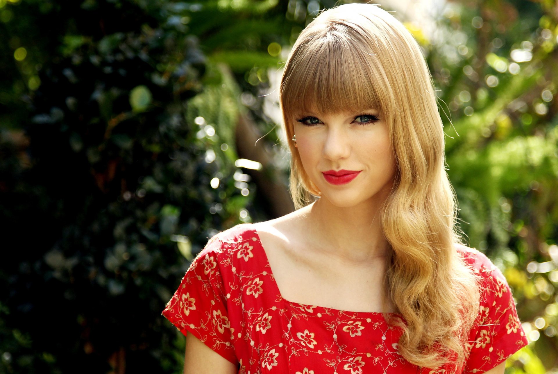 taylor swift singer portrait dress red lipstick solar