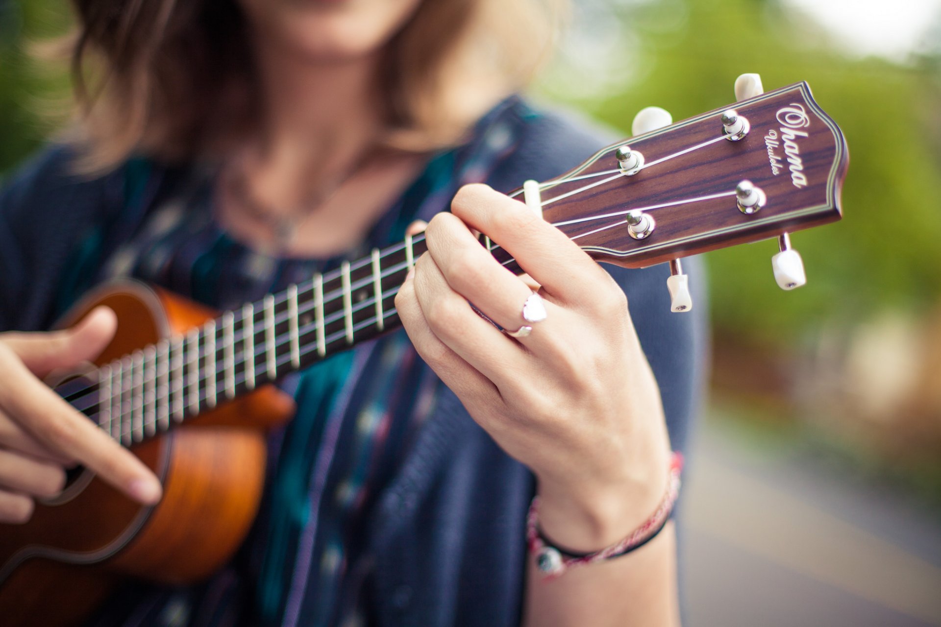 gitara podstrunnica struny instrument muzyczny dziewczyna pierścień palce