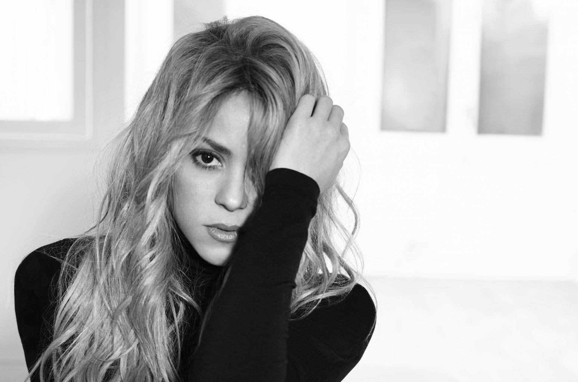 shakira cantante bionda bianco e nero